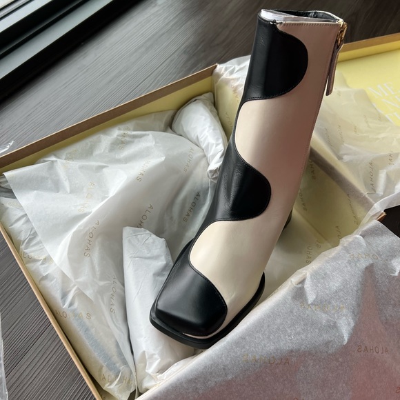 ALOHAS Shoes - Brand New Black Blair Cream Alohas Boots
